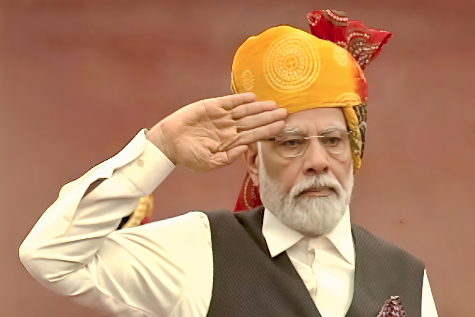 ২০২৪: রাজস্থানি লেহেরিয়া প্রিন্টের পাগড়ি পরেছিলেন, সঙ্গে ছিল হালকা নীল রঙের বন্ধগলা জ্যাকেট।
২০২৩: ১০ম স্বাধীনতা দিবসের ভাষণে তিনি রাজস্থানি বান্ধেজ সাফায় সেজেছিলেন। হলুদ, সবুজ ও লাল রঙের মিশ্রণে তৈরি এই পাগড়িটি ছিল খুবই আকর্ষণীয়।